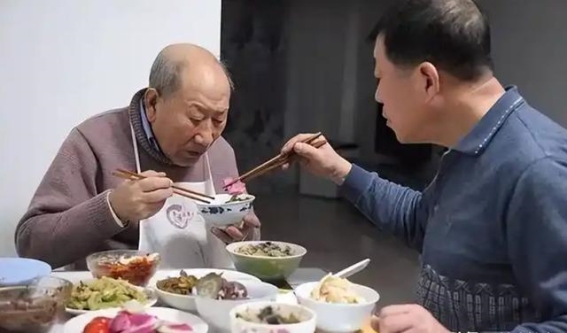 60岁后，吃得合适更重要，三餐不必死守