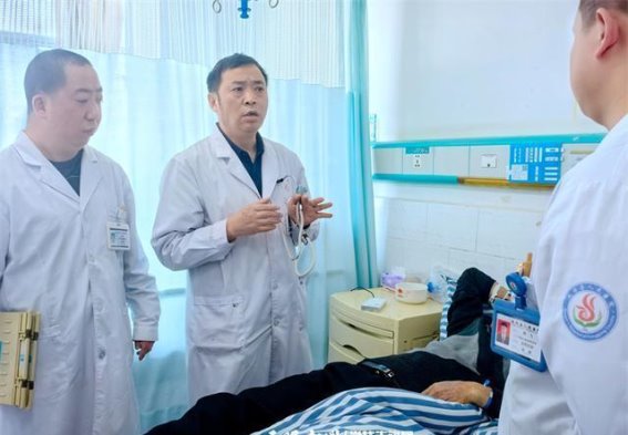 安尤载：凤冈县人民医院呼吸科的守护者