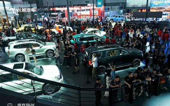 全新坦克500亮相成都车展，张雨绮携手开启智能豪华越野新时代