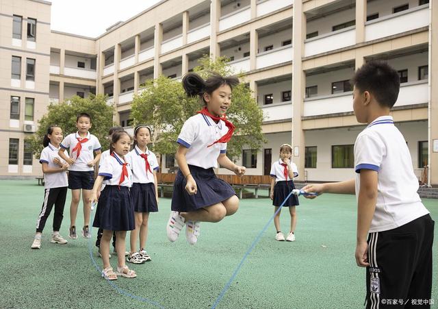 上海熊导航报道：小学生夜晚出校园被老师掌掴脚踢：涉事教师停课、校长停职