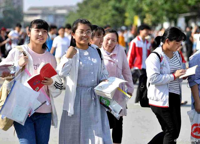 深圳熊导航报道：高考查分场面代入感太强，男生601分激动得满屋蹦跳：考最好一次