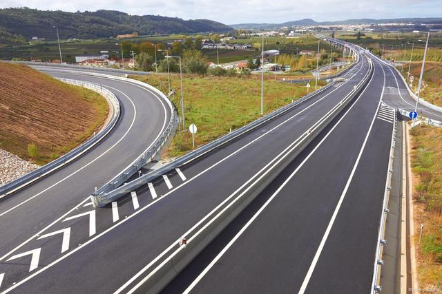 嘉兴高速公路口惊现“钉子阵”，五十余辆车中招，遇上大雨糟心