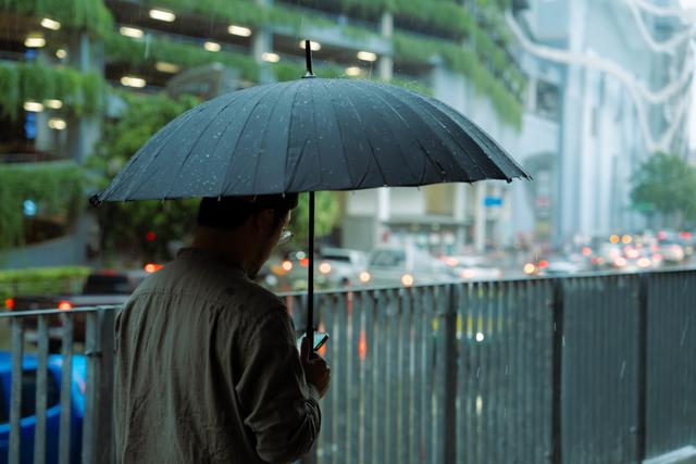 认为男人撑伞羞耻！21岁大学生被中度晒伤，三伏天千万别这么倔