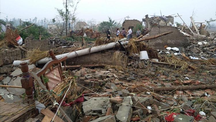 深圳熊导航报道：河南顶住！河南多地疑现龙卷风:狂风裹挟碎片，预防21年暴雨重现