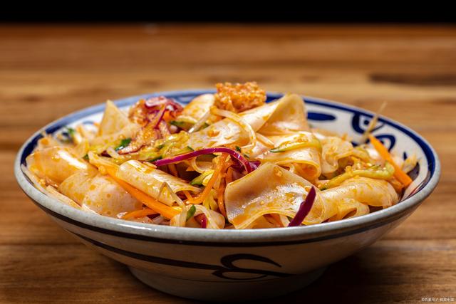 曾与美团外卖“硬刚”的魏家凉皮，陷入“兄弟”内斗风波