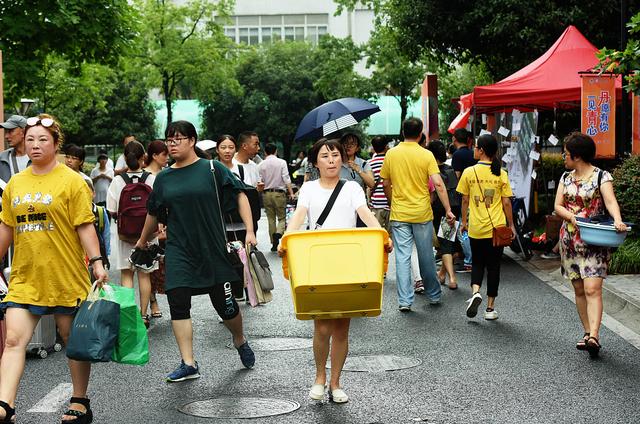 当代学生宿舍有多惨：河南116人同住一个宿舍，四川女寝还没门？