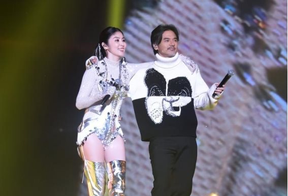 笑中有情：陈慧琳演唱会风采引网友调侃