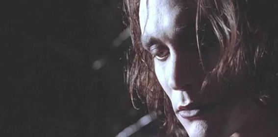 蓝色的诗意之旅——解析电影《乌鸦男孩》中的色彩意义