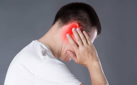 耳朵异样警示：癌症的先兆？医生警告出现这两个症状要引起警觉