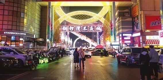 铜锣湾：潮流与夜色交织的商业奇迹