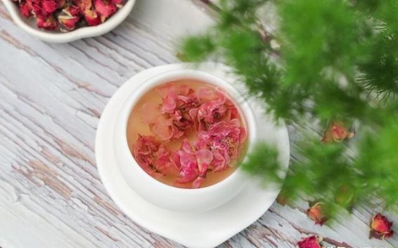 春季养肝的秘诀：玫瑰花茶与穴位按摩助你解郁舒心