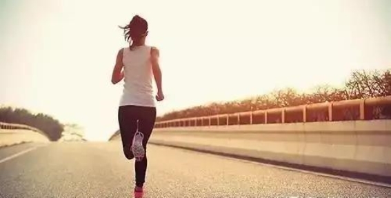 痛风患者该如何选择运动与静养？专家详解尿酸管理与生活方式调整