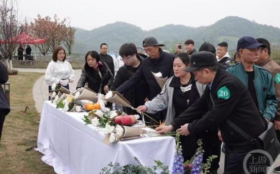 清明假期重庆旅游热度飙升 街头羽绒服与短袖共存 景区纷纷限流