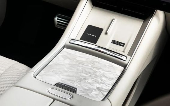 岚图追光L与小鹏P7：新一代智能电动家轿的较量