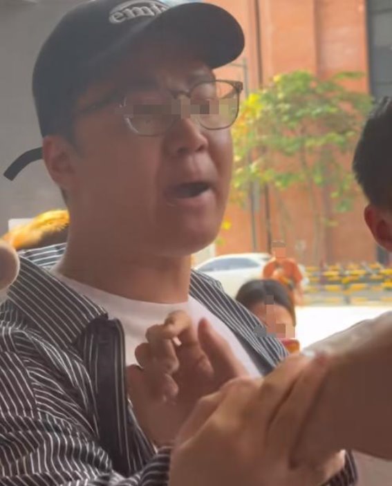 因为排队不合理，香港男子与内地游客引发口角，背后隐藏着更深层次的文化冲突