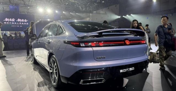 第四代逸动亮相：智能升级与动力革新，为年轻人打造理想家轿