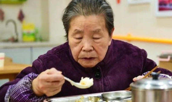 硒：抗癌的隐形守护者，45岁后这些食物不可忽视