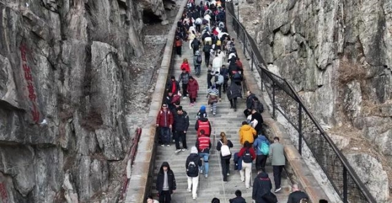 科技助力泰山登顶，登山助力机器人让游客更轻松