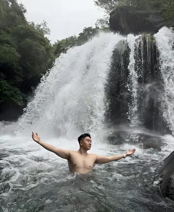 男生心情低落时的奇怪小动作与比亚迪全地形赛车场