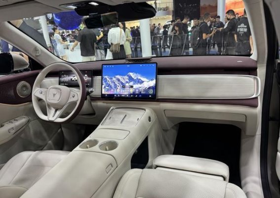 新款岚图知音亮相成都车展 全系标配华为ADS4与鸿蒙座舱5