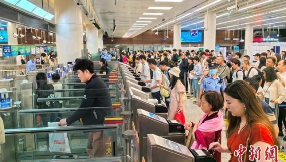 五一假期深圳皇岗、福田口岸迎双向客流高峰