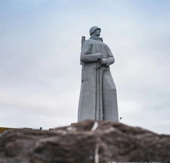 中国人北极圈春运，在世界尽头排长队，坐最孤独秋千