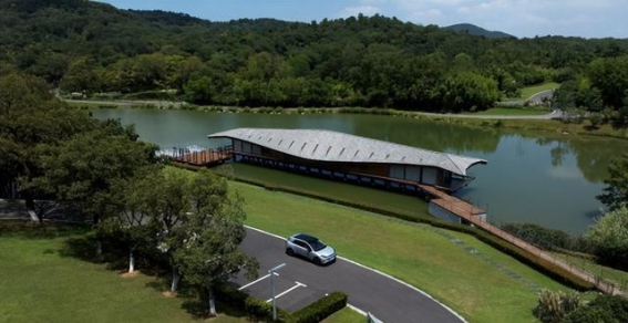 极狐T1家庭用车全景体验：智能座舱与纳米涂层带来安心