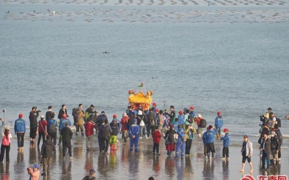 南日岛抬轿冲海：三百年元宵民俗的活态传承