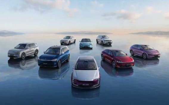 鸿蒙智行交付揭秘：多品牌战略下的市场新格局