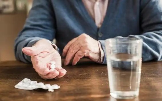 心脏猝死的四大隐形杀手，熬夜、药物、三高和吸烟不可忽视