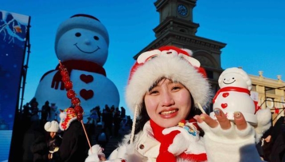 哈尔滨“网红大雪人”再度回归，冬季冰雪奇遇重启