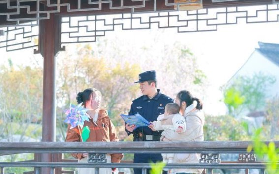 盐城海棠园的守护者：春日花海中的平安使者