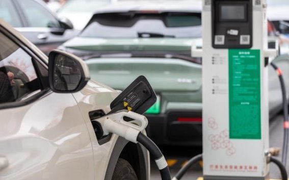 昊铂HL增程版：350公里纯电续航重新定义家庭SUV