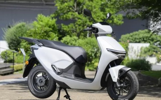 本田CUV e: 试驾体验：电动摩托车的未来感与极致操控