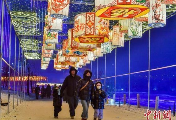 乌鲁木齐首届冰雪大庙会盛大开园，冬季奇观迎接跨年盛宴