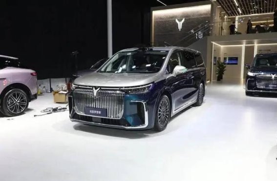 2025成都车展：岚图梦想家新款预售，电池与动力双重升级