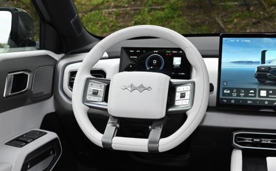 方程豹钛3星战都市版亮相成都车展，5999元前脸套件引发关注