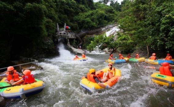 天露山禅龙峡漂流：夏日激情与自然共舞