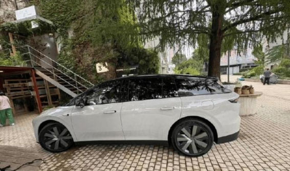 理想i6实车首曝 星环日行灯与激光雷达点亮轿跑SUV风格