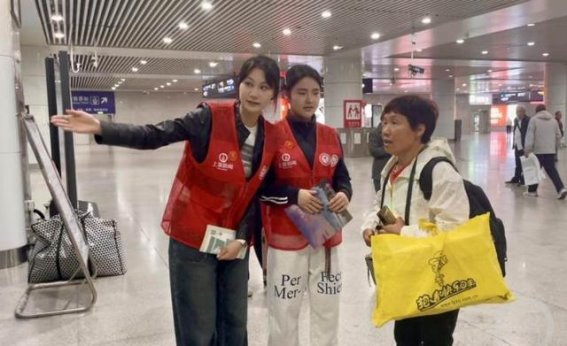 五一假期畅游重庆，志愿者助力游客轻松出行