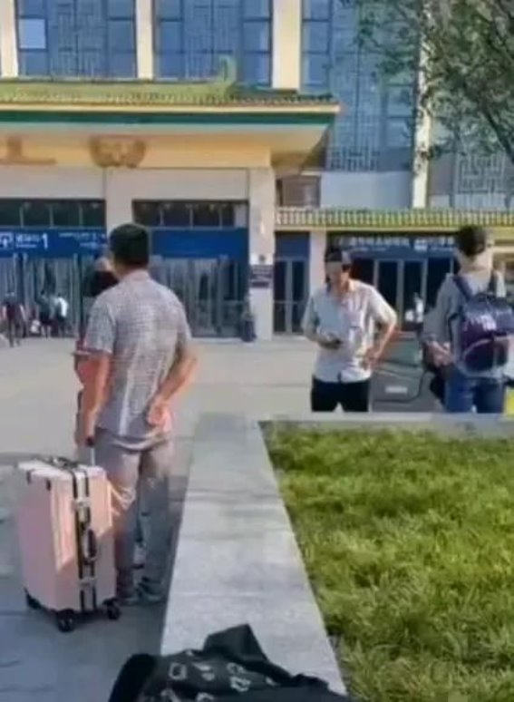 西安火车站“禁坐花坛”事件：公众愤怒与官方回应