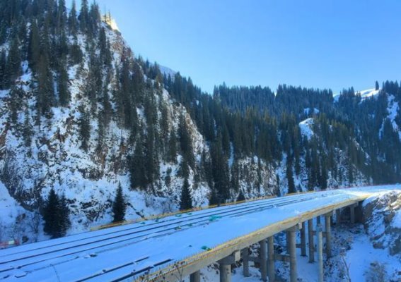 沿着丝路重焕新生——走进建设中的G577精伊公路