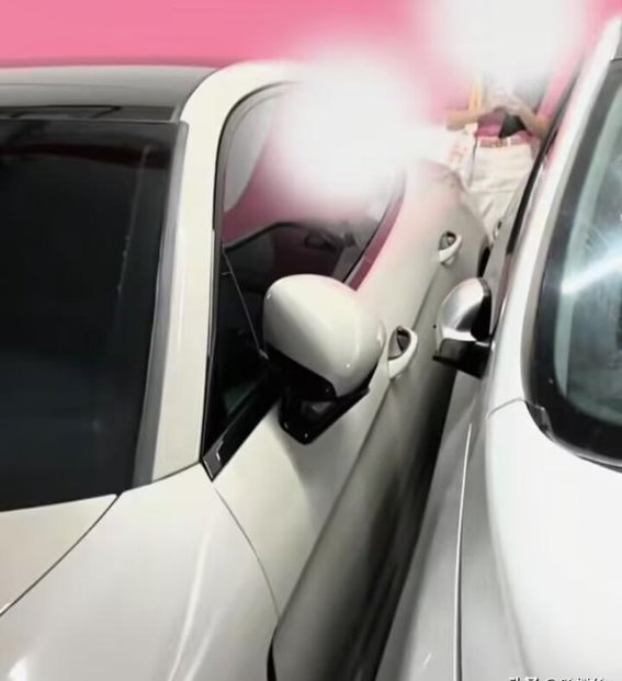 保时捷女司机霸占两车位引争执，停车冲突升级