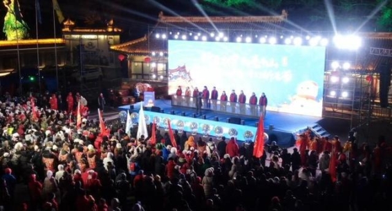 千山冰雪千灯祈愿节：跨年之夜的光影与欢腾