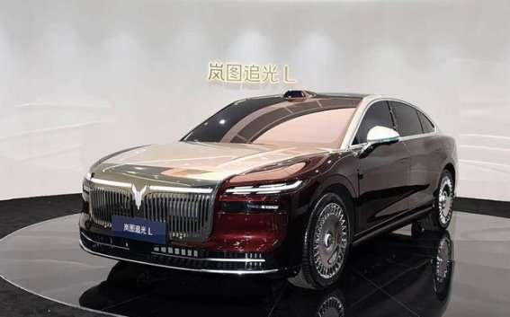 2025成都车展岚图追光L发布：华为智能座舱与全新动力系统融合