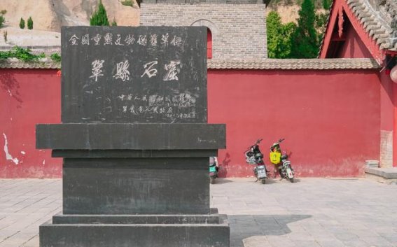 巩义石窟寺的《帝后礼佛图》：守护文化瑰宝的千年传承