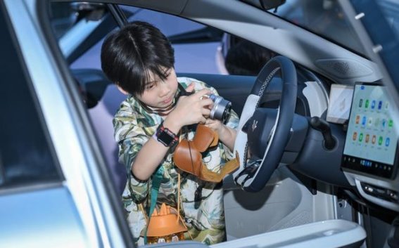 极狐T1与吉利星愿对比：谁将赢得舒适出行的未来？