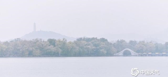 烟雨中的颐和园：如水墨画般的宁静与幽远