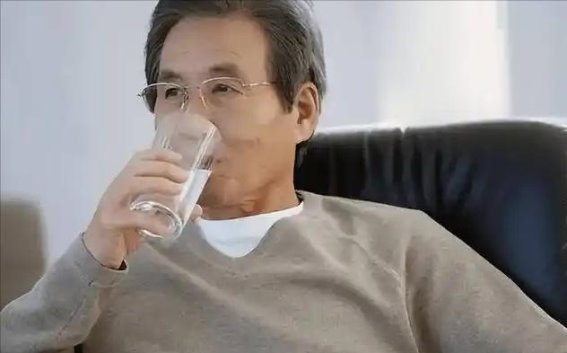 血压高与喝水的关系：控制血压时需注意的3个要点