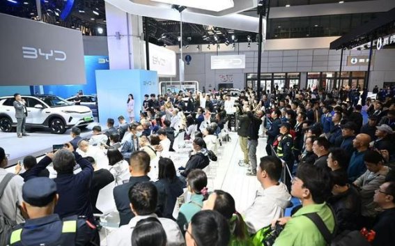 比亚迪新车型亮相齐鲁车展，吸引市民纷纷关注